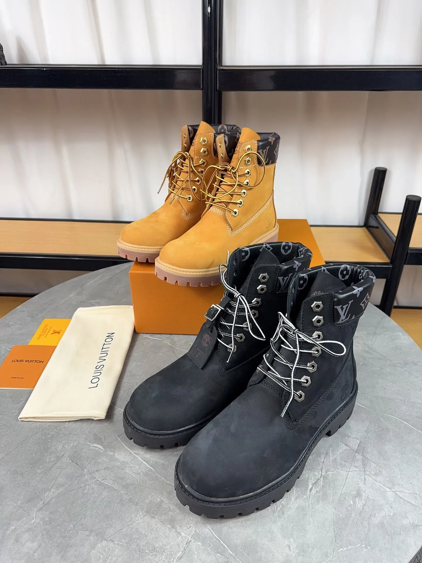 Couple model 💰700 ❤️Top version: Couple model LV x Timberland Timberland joint model Presbyopia Embossed Rhubarb boots Ankle boots Short boots LV x Timberland ankle boots are made of Monogram embossed waterproof nubuck cow leather, relying on the brand's exquisite craftsmanship to carefully reshape the classic Timberland 6-inch boot shape in Italy, and make an eye-catching appearance in 2024 created by Pharrell Williams with American workwear style Autumn and winter menswear show. Monogram embossed tongue, original Timberland laces and outsole are exquisite details, and the leather label expresses the cooperation logo. Exquisite packaging at the delivery counter🛍📦 ▪️Material: Original customized imported first-layer cowhide ▪️Inner lining: Original customized leather lining/mesh lining ▪️Outsole: Original molded anti-slip rubber material ▪️Sole thickness: 3.5CM ▪️Size: Women's 35-40 Men's 39-46